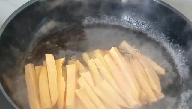 吃法|教你一个红薯的“新吃法”,简单2步搞定,外焦里嫩,孩子很爱吃