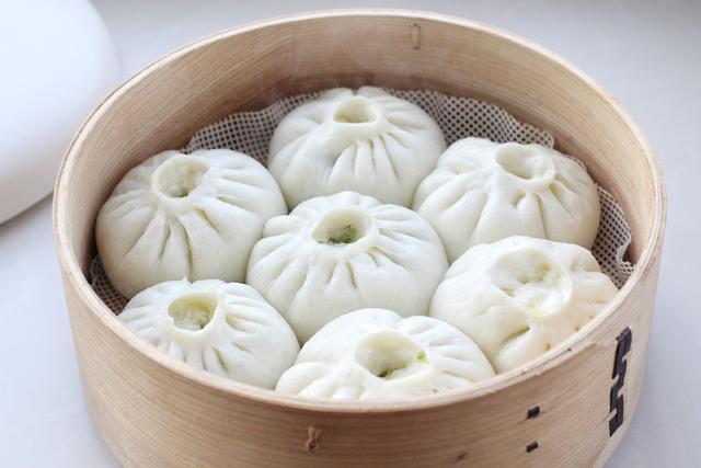  倍儿|此菜自带特殊香气，蒸包子口感一流，透白暄软倍儿鲜美，真解馋！