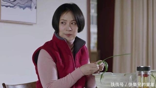 女子|四十岁女子献媚七旬老汉：图你不洗澡还是图你老？是图你的金项链