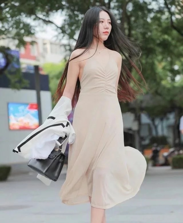 飘逸|街拍:长发飘飘的小姐姐,穿一袭吊带连衣裙,十分飘逸