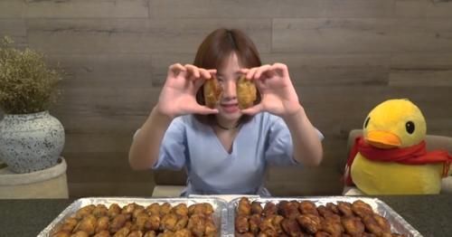 拿起|密子君挑战200个“鸡翅”,拿起一看不对劲,网友我也能吃完