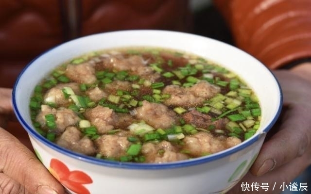 排队|母子卖“豪华泡面”,20元1碗,一天卖600碗,顾客天天排队买!