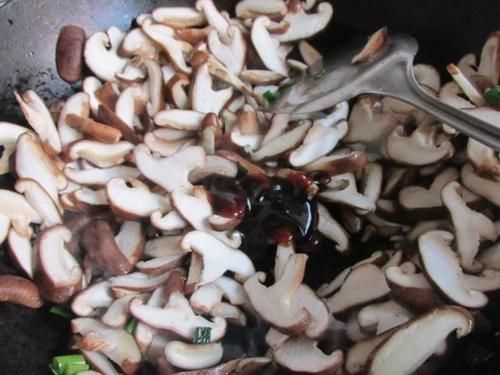  上桌|夏天最该吃的不是黄瓜，而是它，简单炒炒就上桌，精神饱满过夏天