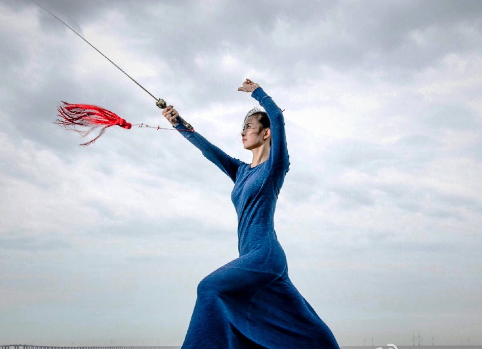 拳馆|醉汉调戏火锅店老板娘反被殴打摆拍：宣扬正义？还是为拳馆宣传？