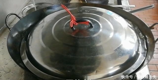 下入锅中|淮扬菜大厨改良员工餐将香菇烧鸡这么做,鲜香微辣,开胃下饭