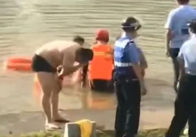  画面|6岁男孩溺亡，父亲下跪嘶吼求救画面令人心痛，愿悲剧不再重现