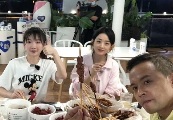  赵丽颖|同是担任前台小妹，赵丽颖与杨紫的待遇却不同，节目组有点偏心啦