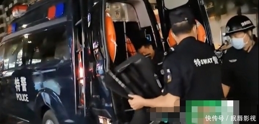  街头|特警街头“怒砸”豪车玻璃！围观群众拍手叫好？这是什么原因呀