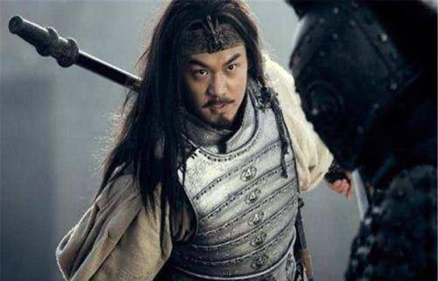马超|一样是五虎将,为何应对乱箭,马超摔下马,赵云却毫发无伤