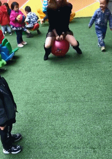 喜欢|搞笑GIF趣图:舍友最喜欢这样躺着玩手机,你们知道为什么吗?