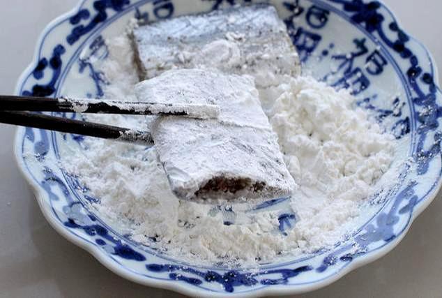 常规|带鱼的常规做法,下锅前多1步,怎么煎都不破皮