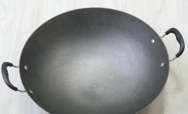特别|新锅不要直接用,大厨教你正确“开锅”,使用寿命长,炒菜不粘锅