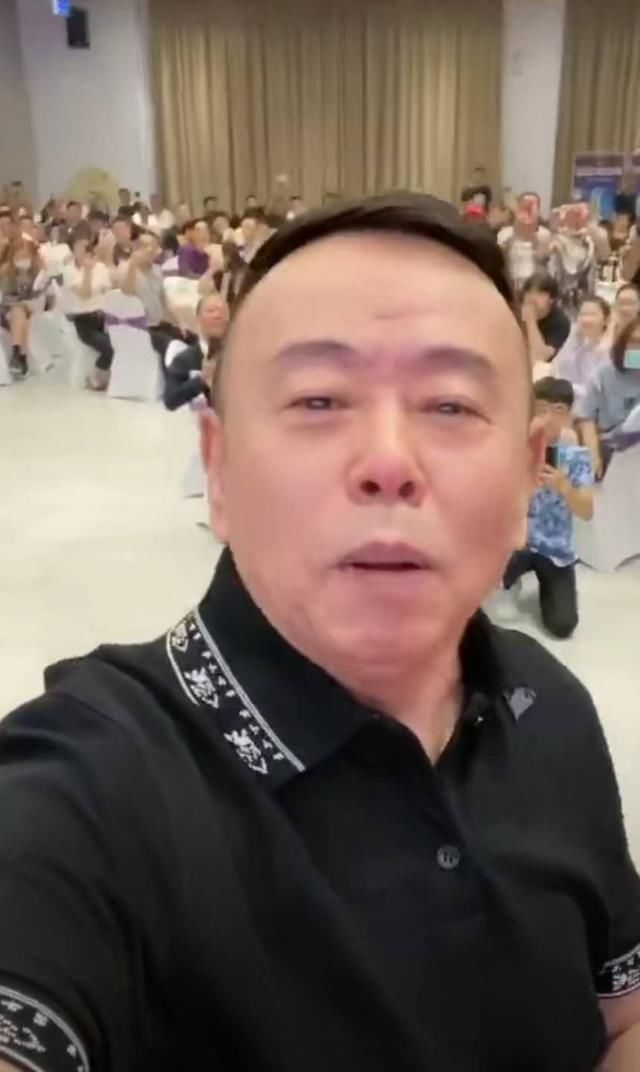  病号服|62岁潘长江疑健康告急穿病号服现身显老态，背景杂乱似医院