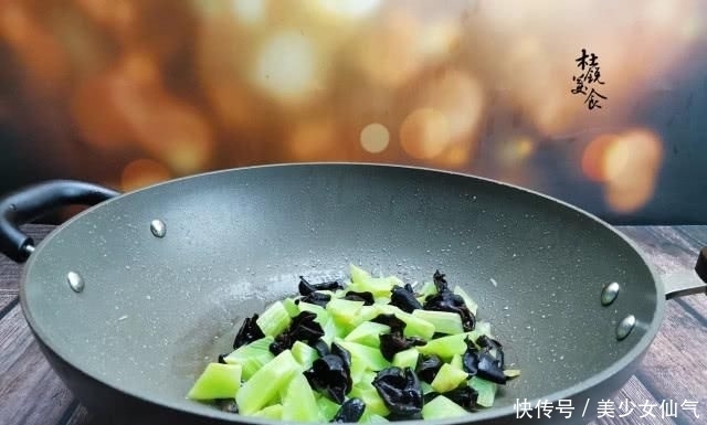  夏季|热量仅次于冬瓜的低卡食材，夏季要常吃，酸爽美味，3分钟上桌