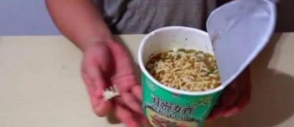  便面|吃了20多年的桶装泡面，才知道盖子用错了，高级吃法了解一下！