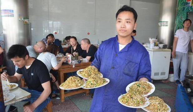 提前|一碗在普通不过的面条一天卖出500碗,提前一天排队你都吃不上