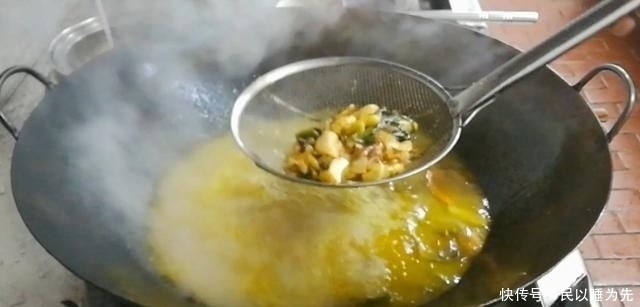 下入锅中|淮扬菜大厨改良员工餐将香菇烧鸡这么做,鲜香微辣,开胃下饭