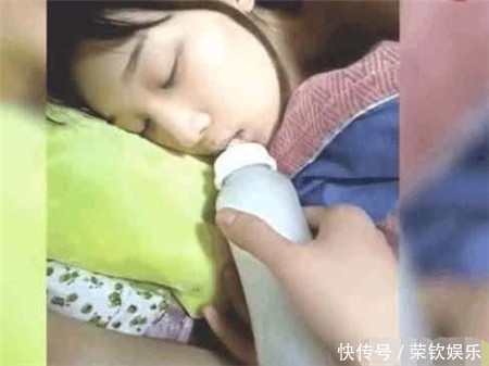 男子|男子把竹竿弹向熟睡女友,女子反应让人出乎意料