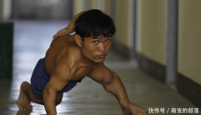  男孩|缅甸17岁男孩看上去只有6岁！高考时，连监考老师都跑来合影