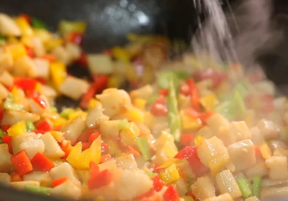 美味|家里孩子不爱吃莲藕,换个新吃法,鲜香美味,好吃到停不下来