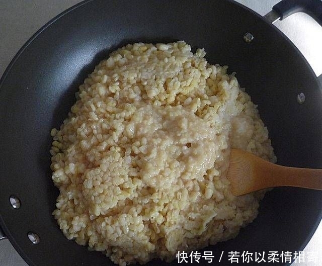 上保鲜膜|抹茶酥和我自己做的红曲糕点,不油腻