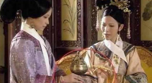  用水|安陵容到死也不知，当她和甄嬛去求皇后时，甄嬛为何用水浇灭香炉！