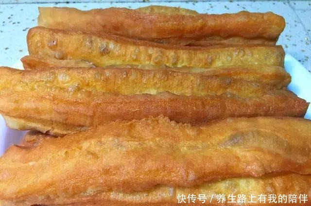 失败|炸油条有人用泡打粉,有人用酵母粉都不对,教你正确做法,零失败