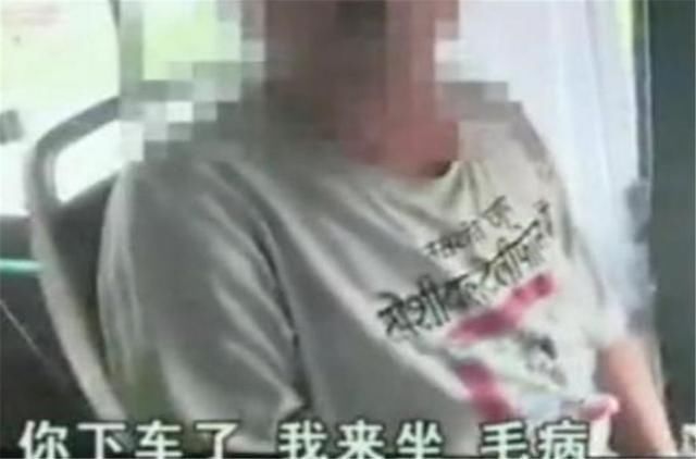 让座|老人嫌让座慢，扔男孩书包“强逼让座”，爸爸按住孩子咱不让了