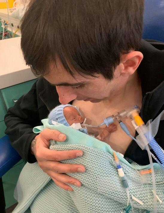  回家|女子生下0.9斤婴儿都以为活不久，后经历12次手术已出院回家