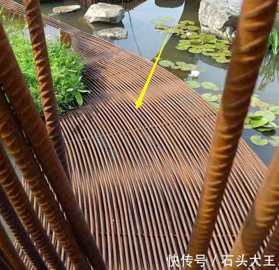 铺在水面|一堆废旧钢筋捆在一块,给院子池塘铺条小路,比打水泥铺红砖结实