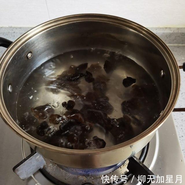  软烂|丝瓜炖豆腐，丝瓜鲜嫩，豆腐软烂，清香味美