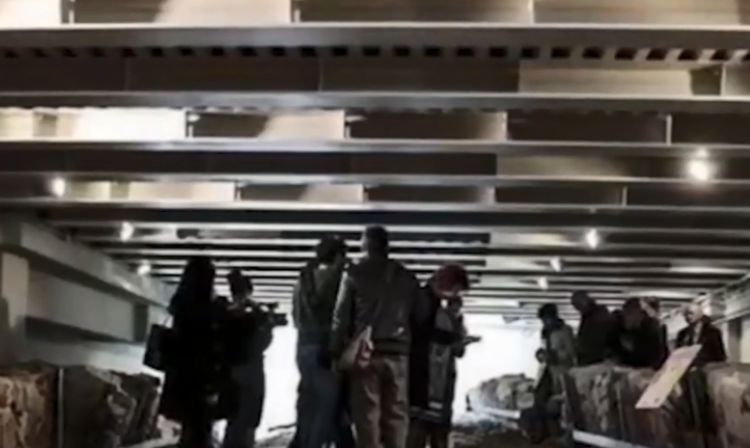 汉堡|全球唯一一家透明地板的麦当劳,低头看着面,汉堡炸鸡都不美味了