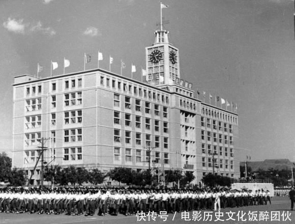 手机|科技冲淡了亲情：为何没手机的时候人们远比今天有人情味？