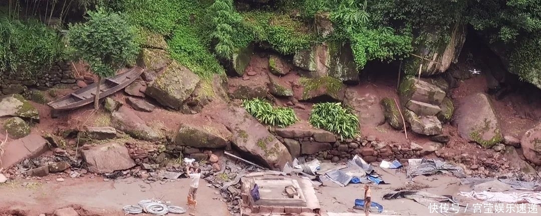 突发|突发险情：乐英三人被困，救援人员用无人机送手机食品