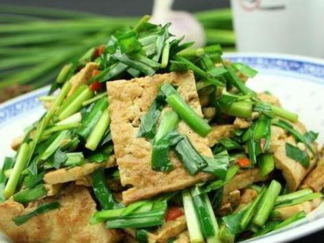  倒入|春季美食推荐尖椒腰花，油豆腐丁炒青椒，爆炒肥肠的做法