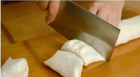 面团|烙饼想要柔软多层?大多以为要抹很多油,用开水烫面,其实都不对