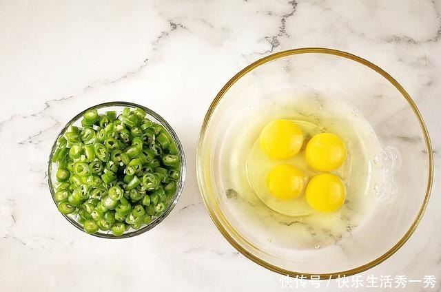 样食|原来青椒炒鸡蛋还能这样做,简单家常,多加1样食材,下饭特香