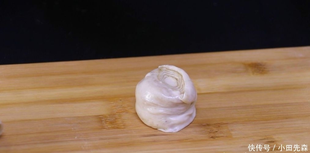 面粉|这是椒盐酥饼的做法,咸香可口,外皮超酥,轻轻一碰就掉渣