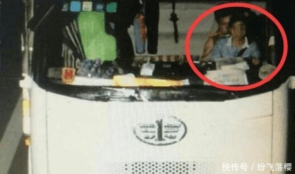  交警|夫妻开货车途中上演＂叠罗汉＂, 网友: 这是在玩命