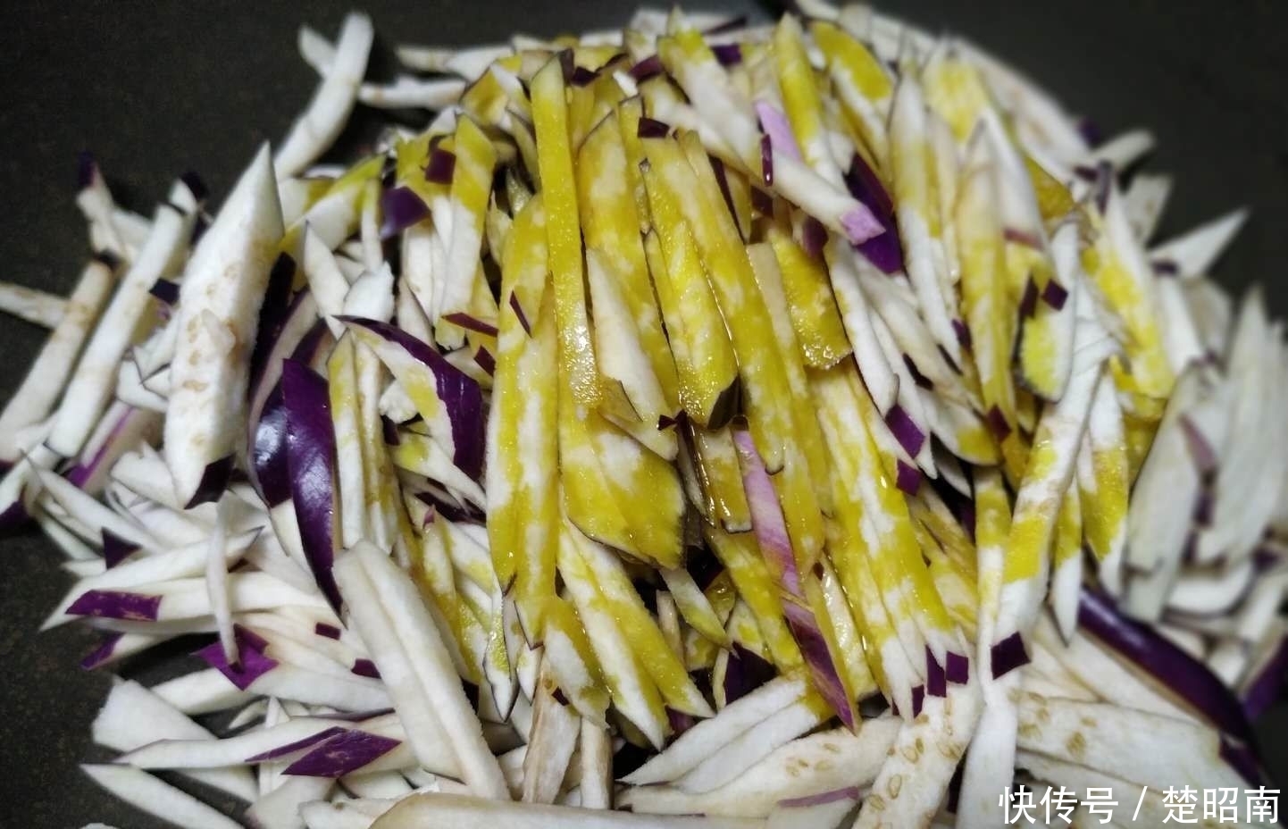 清清爽爽|跟炒蔬菜一样炒出来的茄子,真的是一点都不油腻,清清爽爽,好吃