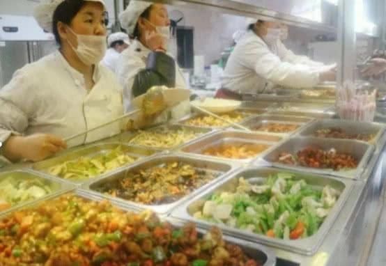 说出|食堂阿姨为什么打菜时总是手抖说出原因后,学生们恍然大悟