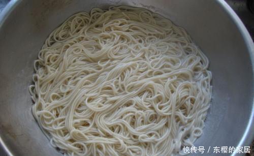 比买|想吃凉面不用买,从煮面到配料汁的过程全给你,比买的还好吃