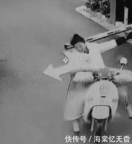 电瓶车|遇见紧急情况全靠反应, 大姐这种骑电动车的方式, 网友: 匪夷所思