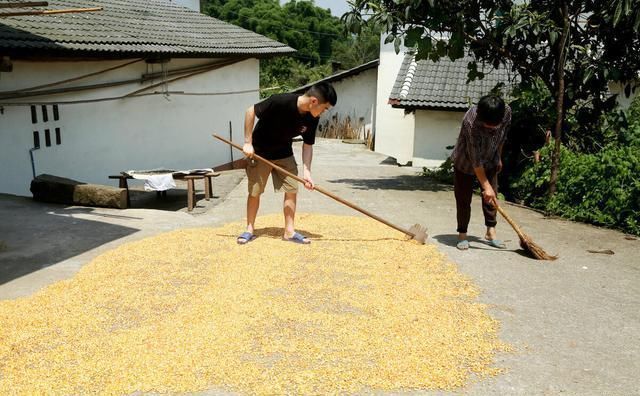  父亲|父亲只有1条腿，95后小伙为给爸安假肢，每天吃饭只花2块钱