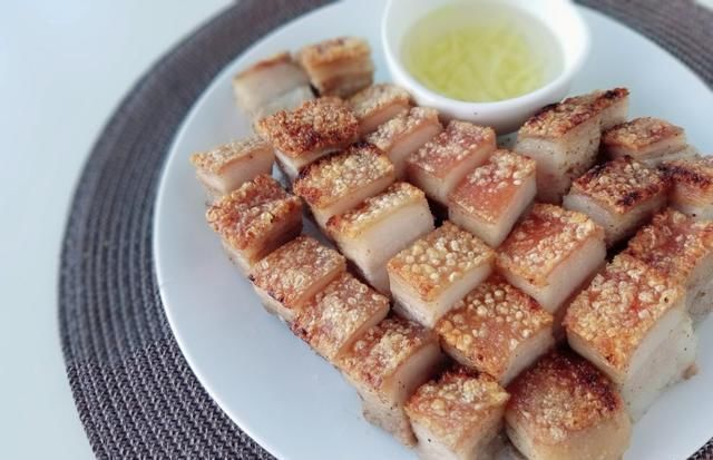 脆皮烧肉|五花肉这吃法太香了,酥脆不油腻,我家经常做,一次5斤不够吃