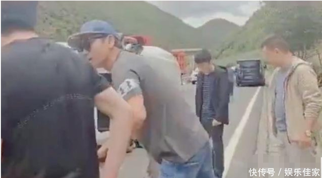  沙宝亮|沙宝亮救人，路上发生翻车事故，一边救人一边安抚被困人员