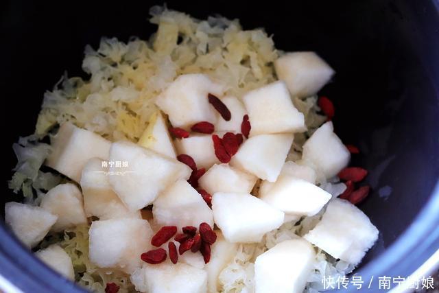 梨子|梨子别再生吃了,拿来和银耳炖汤,每天喝一碗,清热润肺、去秋燥