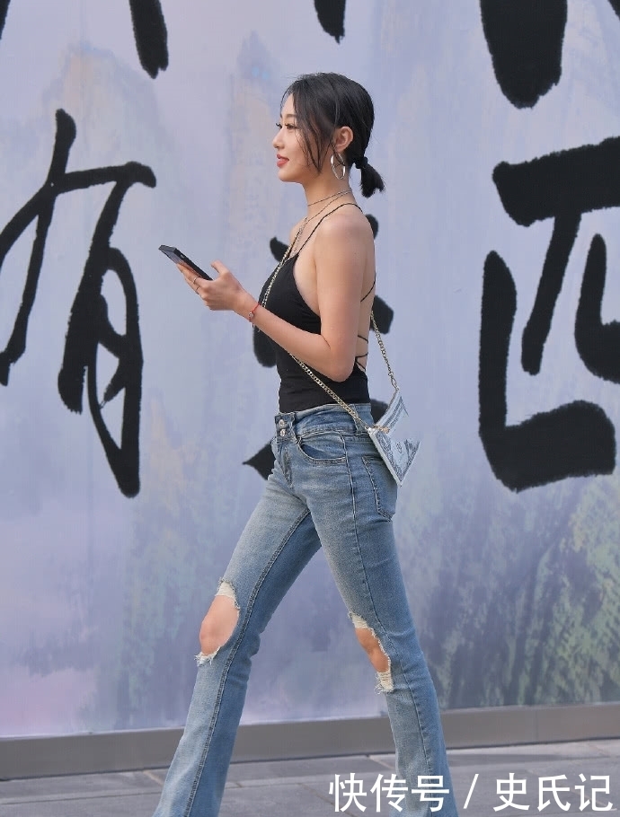  肚兜|肚兜装搭配阔腿裤显高又清凉，这小姐姐的穿搭有女人味！