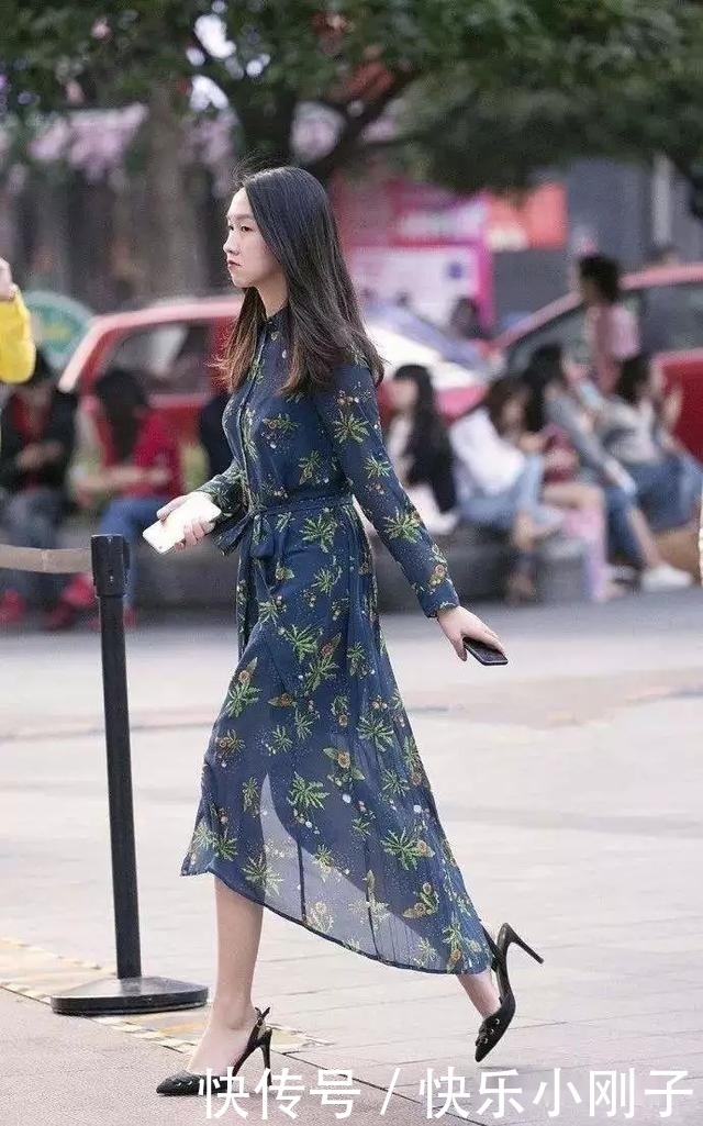 小姐姐|小姐姐在春夏的微风之中,灵动飘逸,走在街头带着一种美感
