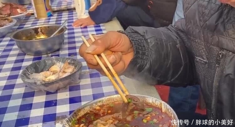 食客|早餐店做重口味汤，15元一碗有饼有荤菜，食客们骑电三轮赶来品尝